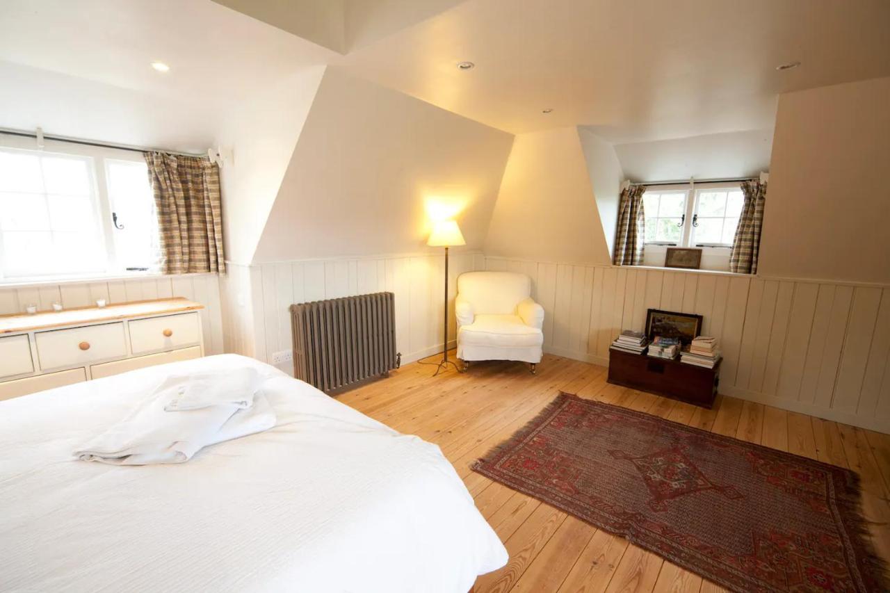 The Lodge: Adorable, Romantic Thatched Cottage 淡水 外观 照片